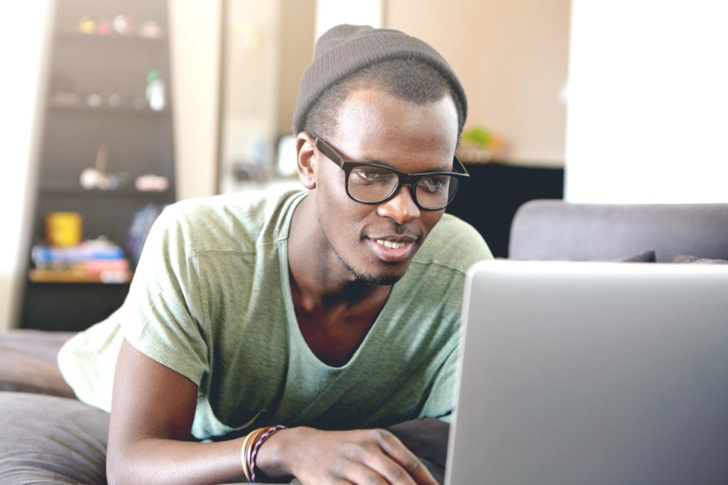 Finanzanalyst arbeitet mit komplexen Datenstrukturen